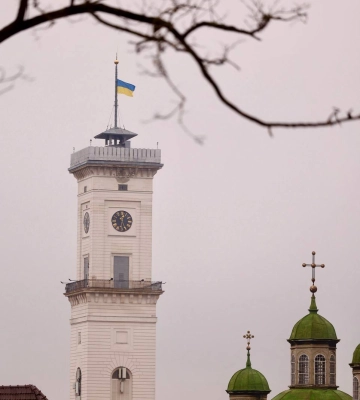 На Львівській Ратуші сьогодні приспущено державний прапор на знак скорботи за загиблими у Києві