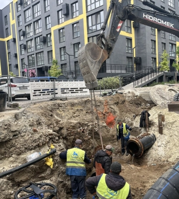 У Львові замінили старий чавунний водопровід на сучасний поліетиленовий