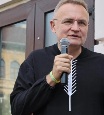У Львові чоловік облив мера міста Андрія Садового невідомою рідиною на площі Ринок