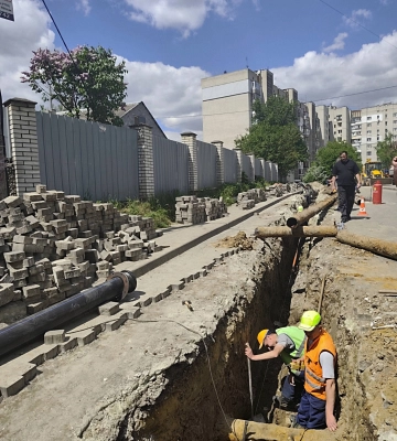 На вул. Тракт Глинянський у Львові замінюють аварійну ділянку водопроводу