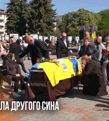 Мама втратила другого сина: у Рівному попрощалися зі зниклим безвісти воїном Дмитром Лапшиновим (ВІДЕО)