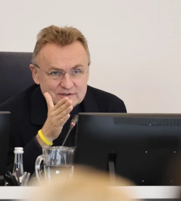 Мэра Львова Садового облили на улице неизвестным веществом, полиция начала расследование