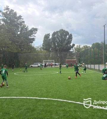 У Дніпрі на ж/м Ломівський оновили футбольне поле: тепер тут безпечно тренуються діти й дорослі