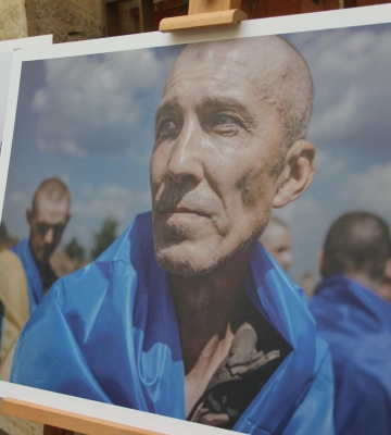 «Разом заради повернення»: у Закарпатській ОВА відкрили фотовиставку про українців, які пережили полон