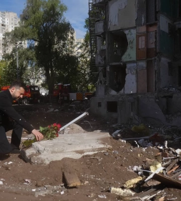 Ракетний удар по будинку у Києві: Зеленський приїхав на місце трагедії