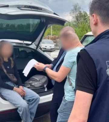 У Харкові викрито блогерку на продажі ввезених для ЗСУ автомобілів