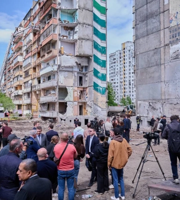 Понад 60 дипломатам показали місце влучання російської ракети у багатоповерхівку в Києві