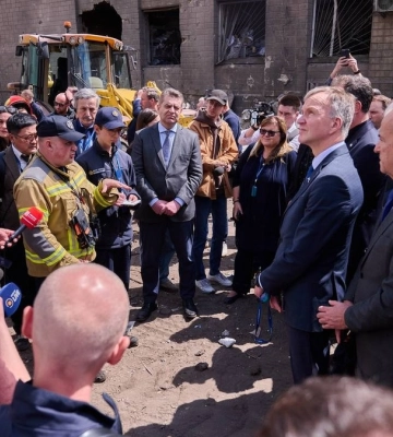 Понад 60 керівників дипмісій побували біля місця влучання російської ракети у житловий будинок у Києві – МЗС України