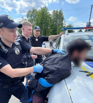 Чоловіка пограбували на площі біля вокзалу у Рівному