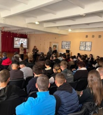 «Легкі гроші» з важкими наслідками: на Закарпатті школярів попереджають про небезпечні пастки соцмереж