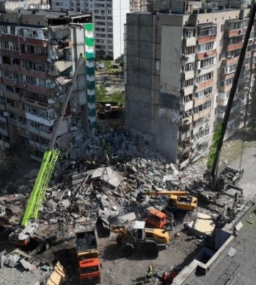 Понад 60 керівників дипмісій побували біля будинку в Києві, в який влучила російська ракета – МЗС