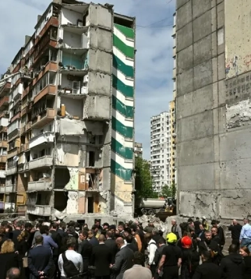Іноземним дипломатам показали наслідки російського удару по багатоповерхівці в Києві