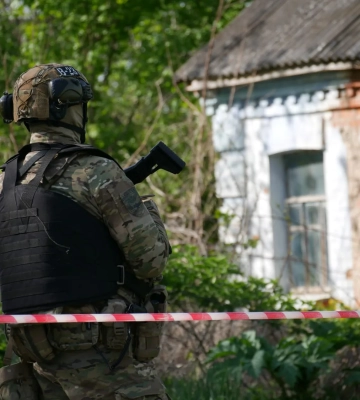 На Хмельниччині розшукують чоловіка, який напав на поліцейських: один правоохоронець загинув