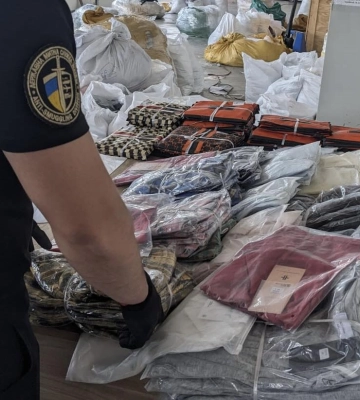 Закарпатські митники викрили спробу ввезення великої партії незадекларованого одягу (ФОТО)