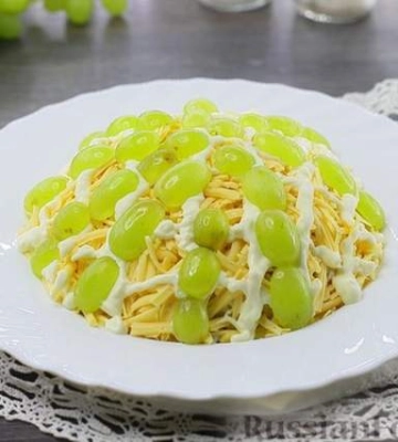 Это не салат, а сплошное удовольствие: лучшее сочетание курицы, сыра и винограда