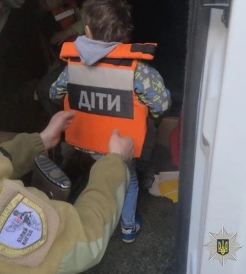 На Нікопольщині евакуювали три родини з дітьми, які перебували під постійними обстрілами