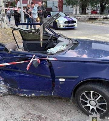 Смертельное ДТП в Днепре: автомобиль врезался в остановку транспорту