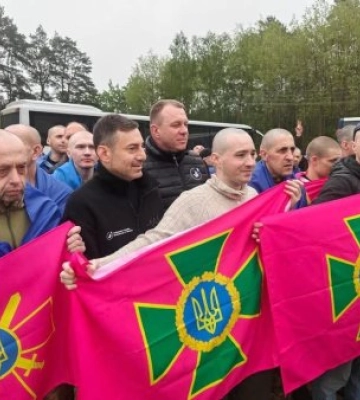 Повернення з пекла: на Закарпатті зустріли звільнених із російського полону захисників Маріуполя