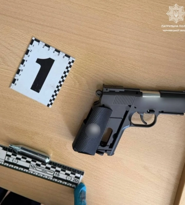 Стрілянина біля навчального закладу в Чернівцях: інспектор затримав 17-річного юнака