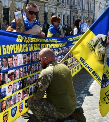 Акція на підтримку військовополонених та зниклих безвісти, зібрала тисячі людей у Кропивницькому