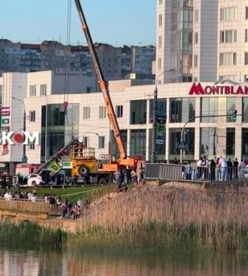 У центрі Хмельницького легковик збив пішоходів на тротуарі та врізався у стовп