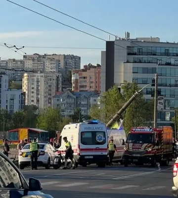 В Хмельницком водитель выехал на тротуар и сбил двух человек