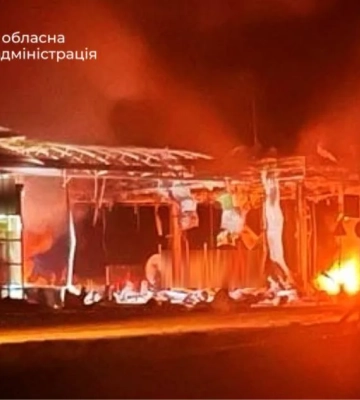 У Запорізькому районі російський дрон влучив у автозаправку, поранена жінка, виникла пожежа