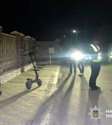 На Хмельниччині підліток на електросамокаті збив маленького велосипедиста
