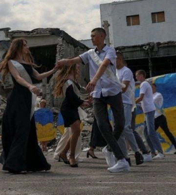 «Выпускной или пожертвование на ВСУ». Жители Мелитополя и Запорожья обсуждают стоимость выпускного во время войны (видеоопрос)
