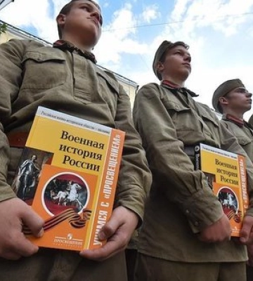 Окупанти залучили понад 500 першокласників на Донеччині до російського пропагандистського руху