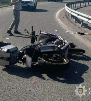 На Полтавщині мотоцикліст врізався у відбійник: водія госпіталізували