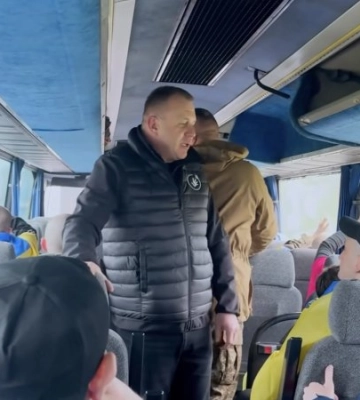 Після років неволі — вдома: Закарпаття зустріло звільнених із полону Захисників (відео)