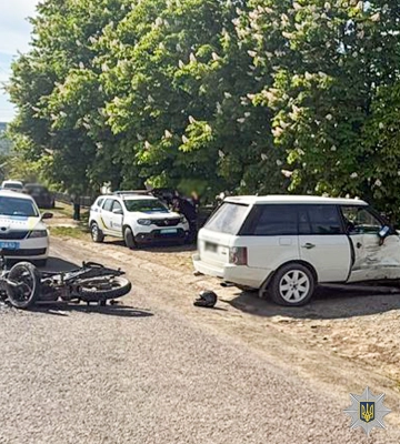 На Буковині "LAND ROVER" збив мотоцикл: внаслідок ДТП постраждали хлопець та дівчина