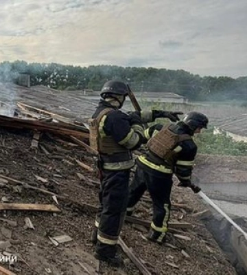 Оккупанты нанесли удар по предприятию на Черниговщине: вспыхнул пожар, пострадала женщина. ФОТОрепортаж