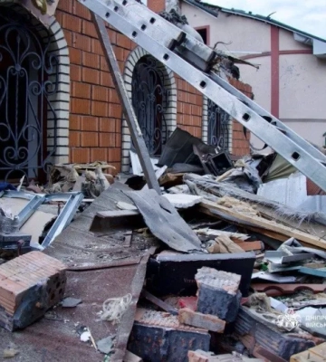 Атака безпілотників на Дніпро призвела до пожеж та руйнувань у житловому секторі