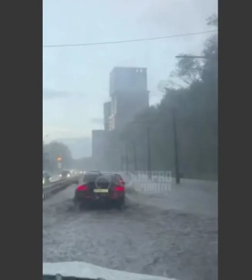 Дніпро пішов під воду: в місті затопило дороги й тротуари