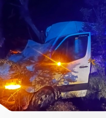 На Миколаївщині рейсовий бусик врізався у дерево, внаслідок ДТП постраждали люди
