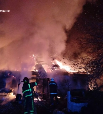 Сіно на горищі ледь не спалило сусідів: рятувальники зупинили масштабну пожежу на Житомирщині