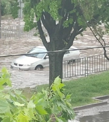 Дніпро пішов під воду: в місті затопило дороги й тротуари