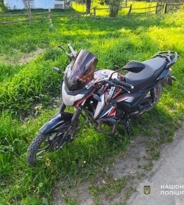 На Львівщині внаслідок зіткнення з бусиком постраждав неповнолітній хлопець на мотоциклі