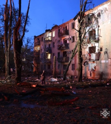 Ракетний удар по житловому кварталу Дніпра: вже троє поранених