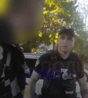 Порізав двох перехожих та біг вулицею з ножем: житомирські патрульні затримали нападника