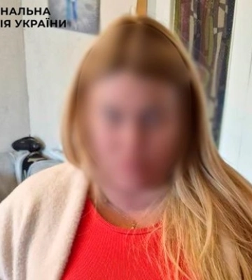 В Киеве женщина устроила стрельбу во дворе дома