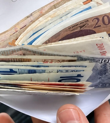Шахраї виманили у пенсіонера 6,7 млн грн, видаючи себе за працівників СБУ: деталі схеми