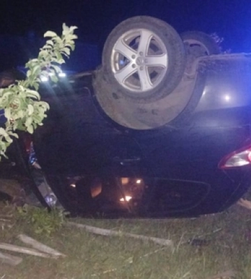 На Волині водій на «євробляхах» врізався в паркан і перекинувся на дах