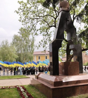 На Замковій площі в Луцьку вшанували пам'ять жертв геноциду кримськотатарського народу