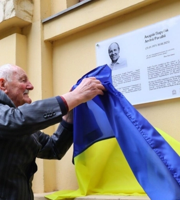 У Львові на фасаді школи відкрили меморіальну таблицю Андрію Парубію