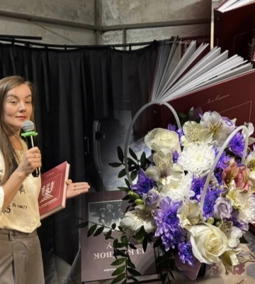 У Чернівцях презентували книгу про історію Всесвітнього дня вишиванки