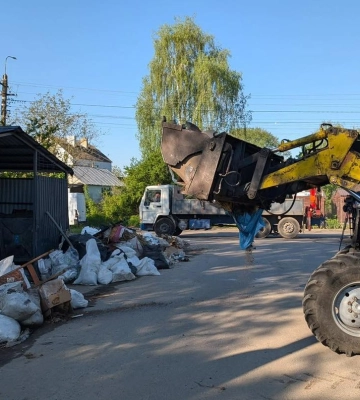 В одному з районів Рівного комунальники змушені вивозити сміття кілька разів на тиждень