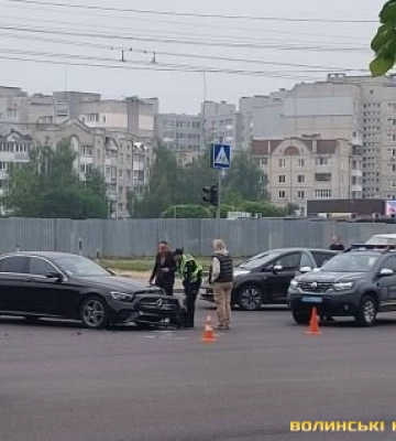 Зіткнулися авто і мотоцикл: у Луцьку на Соборності – ДТП